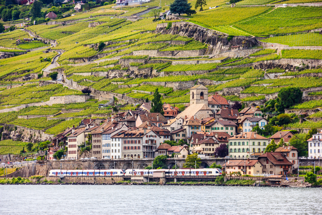 Au bord du lac Léman, les Alpes et la Riviera vaudoise, Suisse. © iStock / Vichai Phububphapan