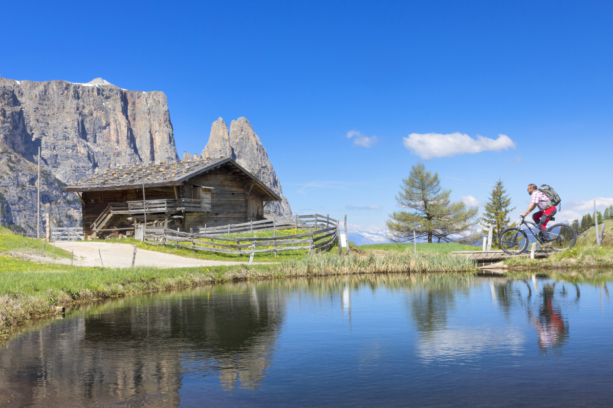 Vélo de montagne à l’Alpe di Siusi, au printemps devant le Mont Schlern, sud Tyrol, Trentin-Haut-Adige © iStock / DieterMeyrl
