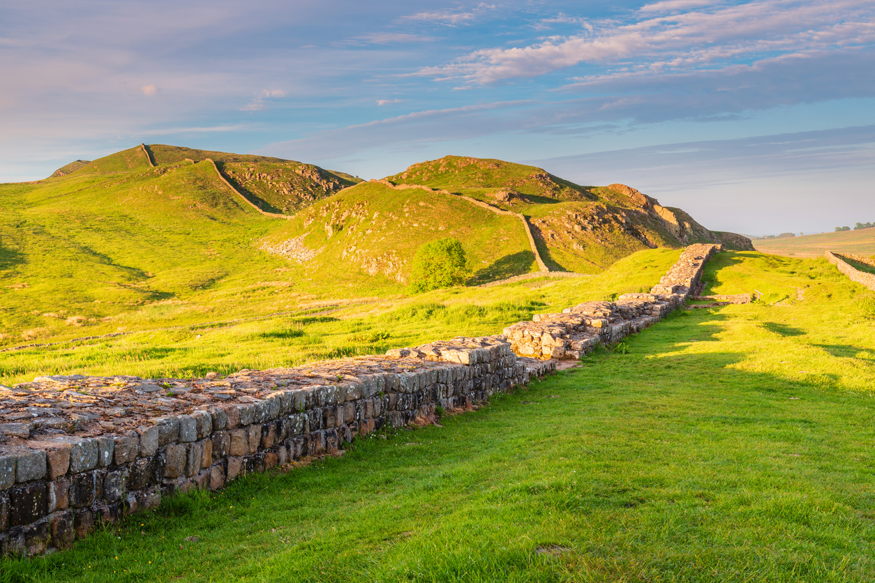 Le mur d’Hadrien, ouvrage défensif construit par les Romains, se trouve aujourd'hui à la frontière entre l'Angleterre et l'Écosse. © iStock / daverhead