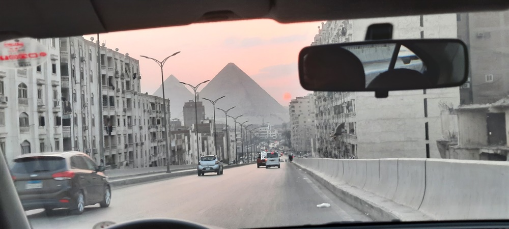 Pyramide vue depuis une route de banlieue Photo &copy; Daniel Desjardins