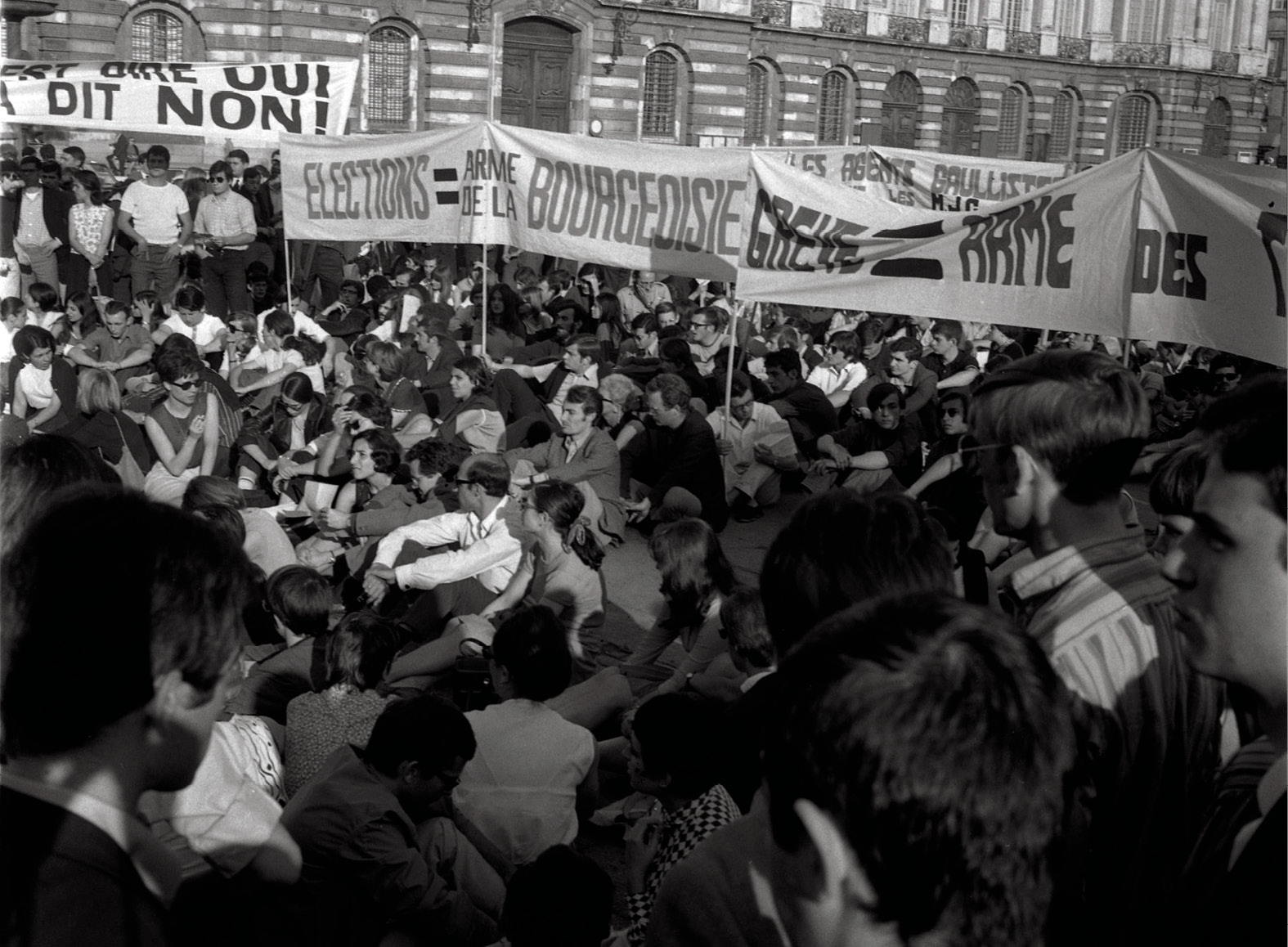11-12.06.68_Mai_68._Nuit_d%27%c3%a9meutes._Manif._Barricades.D%c3%a9g%c3%a2ts_(1968)_-_53Fi1037.TIF