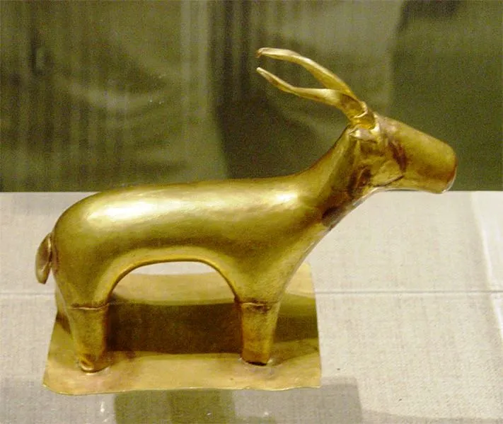 Sculpture de bouquetin en or des Cyclades (XVIIe siècle av J.C.) 10 cm de long avec pieds et tête en fonte à la cire perdue, corps repoussé, provenant d'une fouille à Santorin. Domaine public. Photo Leonard G.