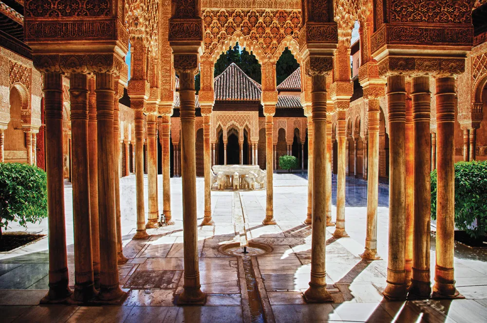 Patio de los Leones de l’Alhambra, Grenade  
©iStockphoto.com/Dynamail  
