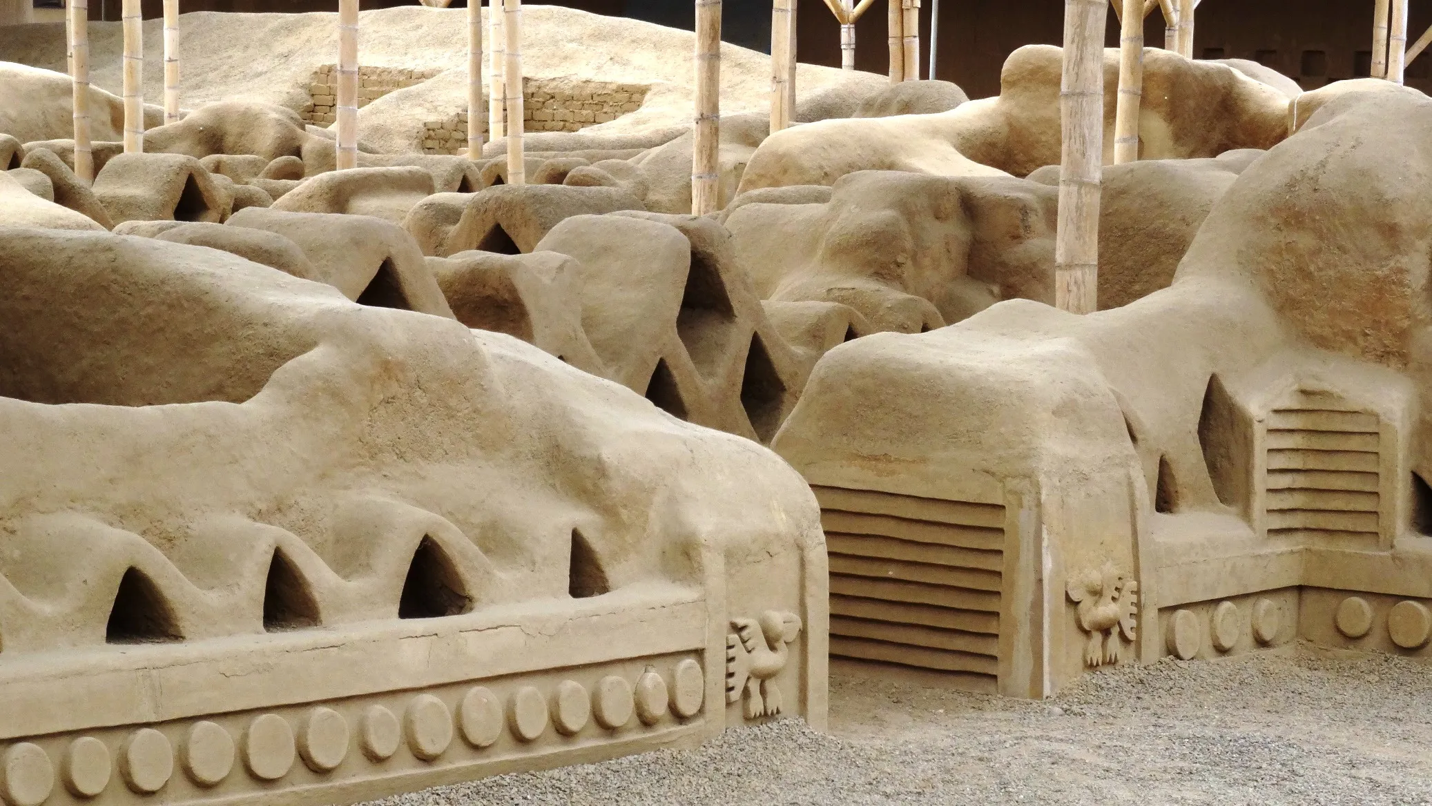 Détail d'un des temples du site de la Huaca del Sol près de Trujillo, Pérou. © Marc Rigole