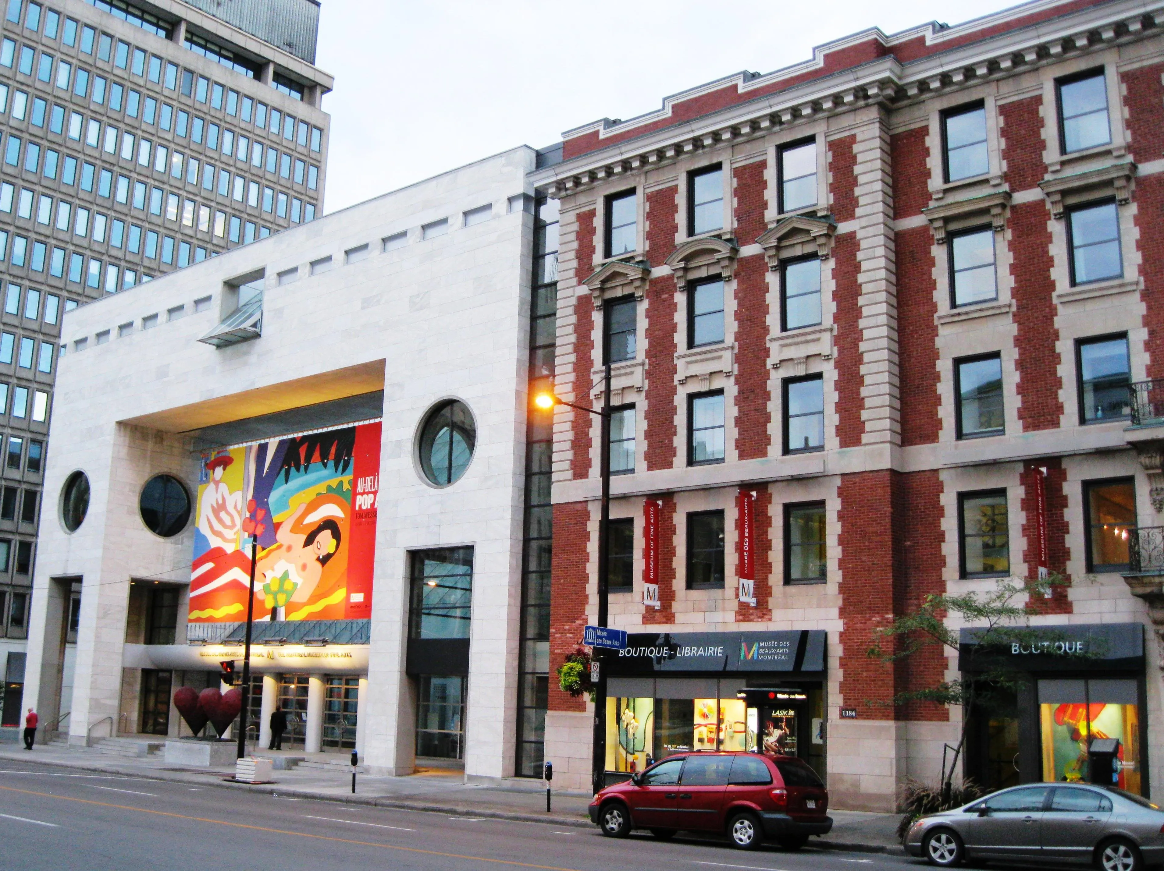 Façade du pavillon Jean-Noël Desmarais du Musée des beaux-arts de Montréal, dont la collection compte plusieurs oeuvres de Riopelle. CC BY-SA 3.0 Jeangagnon 