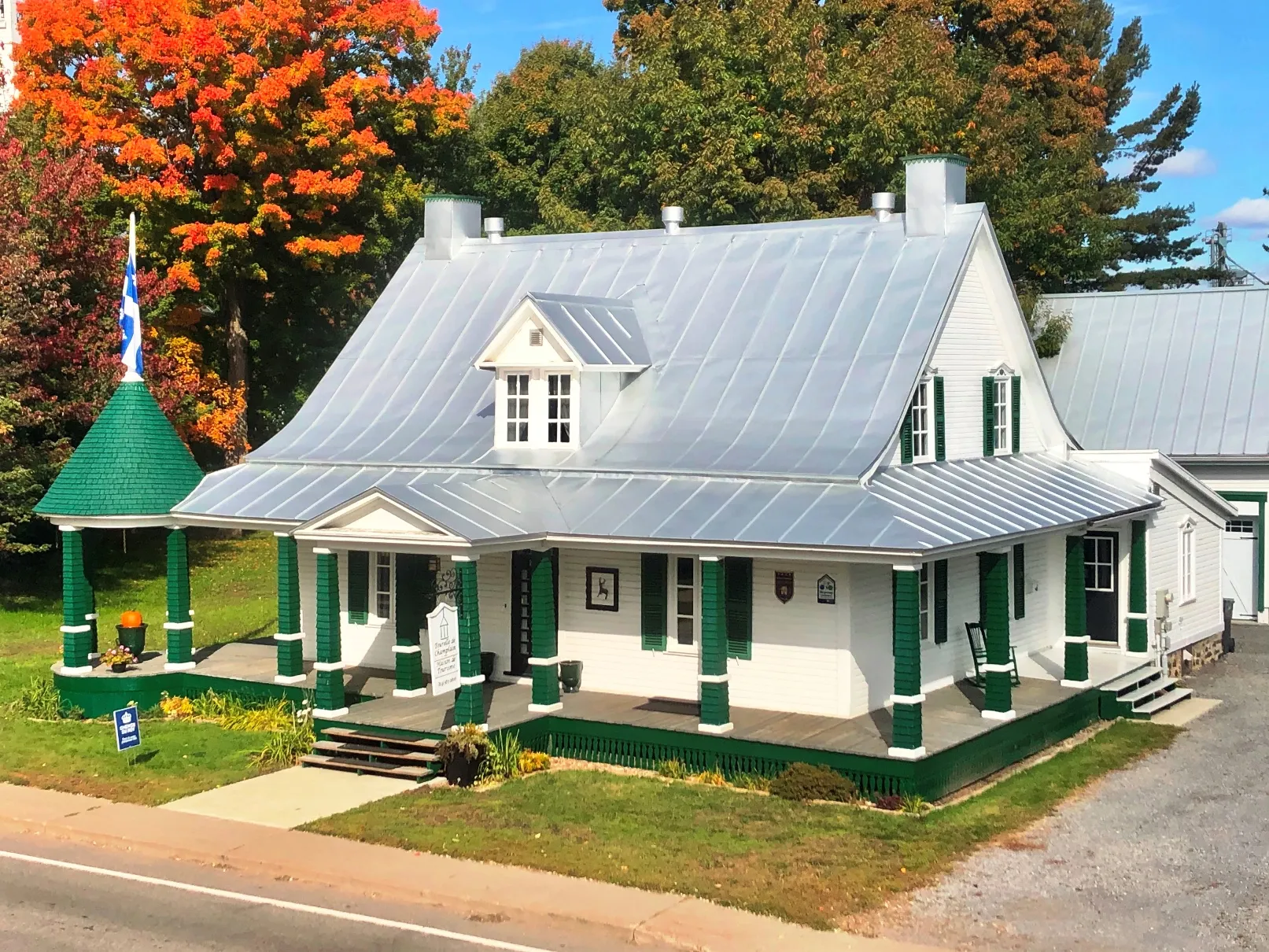 La Tourelle de Champlain. maison ancestrale  à Champlain, sur le Chemin du Roy © Tourelle de Champlain