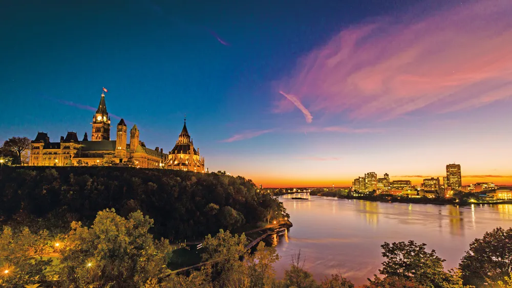 La colline du Parlement à Ottawa avec Gatineau en arrière-plan.   
©Shutterstock.com/Facto Photo  
