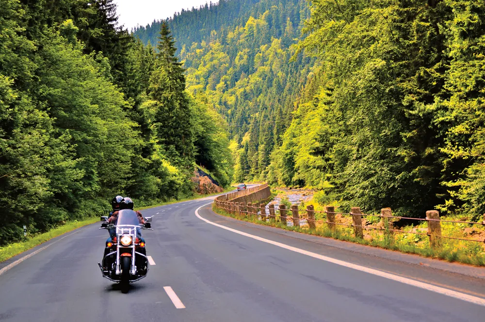 Motocyclistes sur une route rurale du Québec
©iStockphoto.com/DTatiana8  

