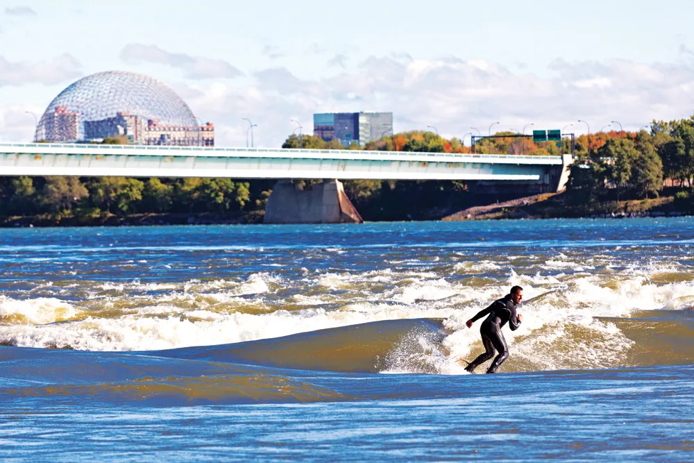 Surf sur le fleuve Saint-Laurent | © Philippe Renault/hemis.fr;