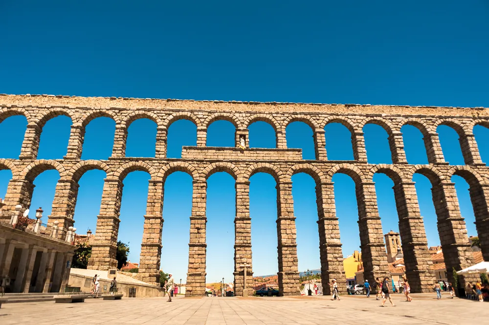Aqueduc de Ségovie  
©iStockphoto.com/EHStock  
