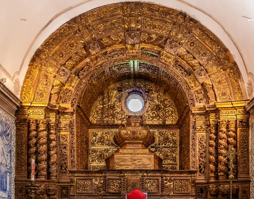 Détail de l'autel baroque de l'église du château de Sesimbra, Portugal
© iStock/StockPhotosArt