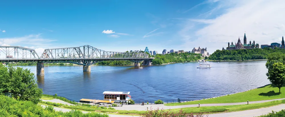 Le sentier des Voyageurs le long de la rivière des Outaouais. 
©Dreamstime / George Kroll