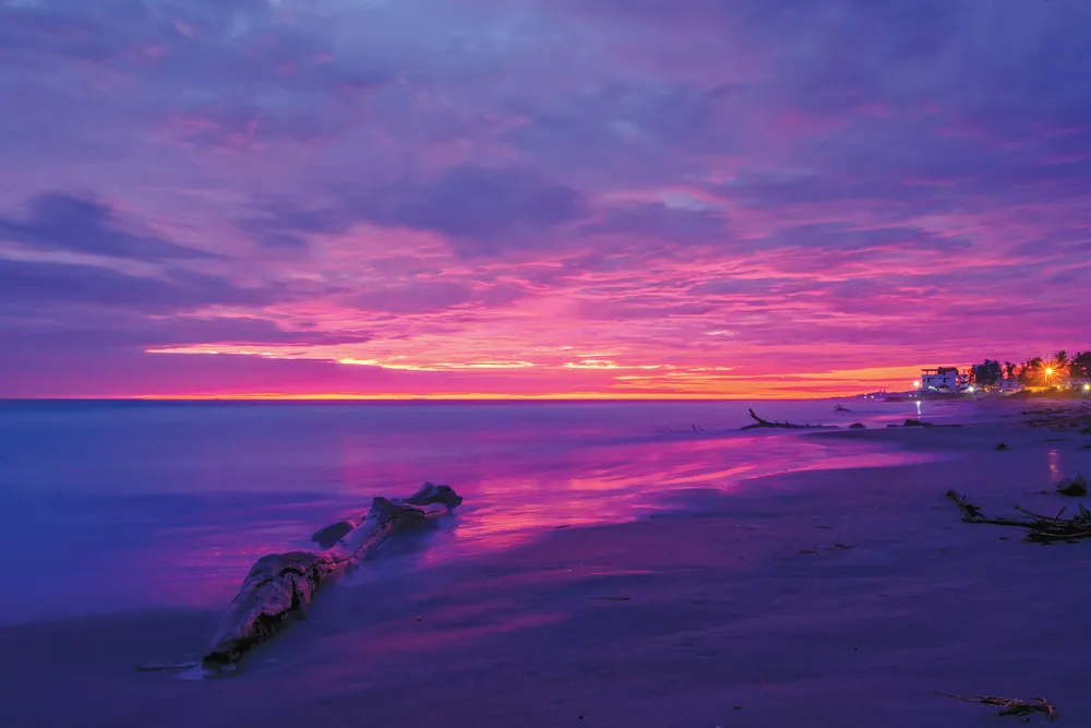 Un coucher de soleil à Playas, Équateur  
©Dreamstime.com/Paul Wolf  
