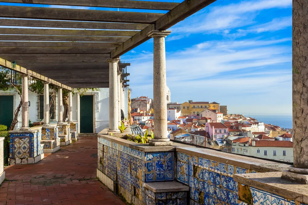 Le quartier de l’Alfama vu depuis le Miradouro de Santa Luzia.  | © Dreamstime.com/Roberta Patat