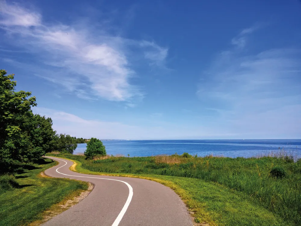 Le Great Lakes Waterfront Trail le long du lac Ontario.©iStockphoto/Mari Dubbelman
