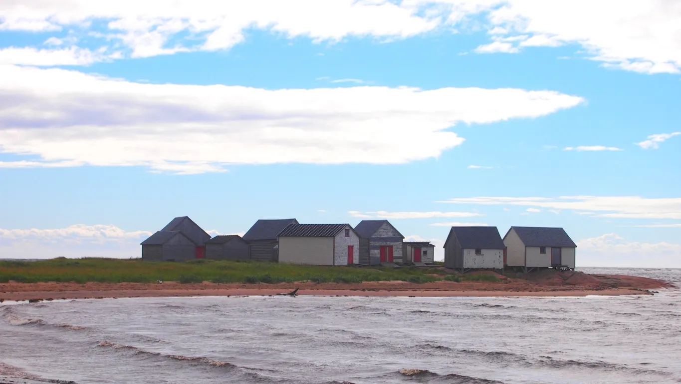 Les galets de Natashquan, hangars des pêcheurs.  © Pierre-Olivier Valiquette / iStock