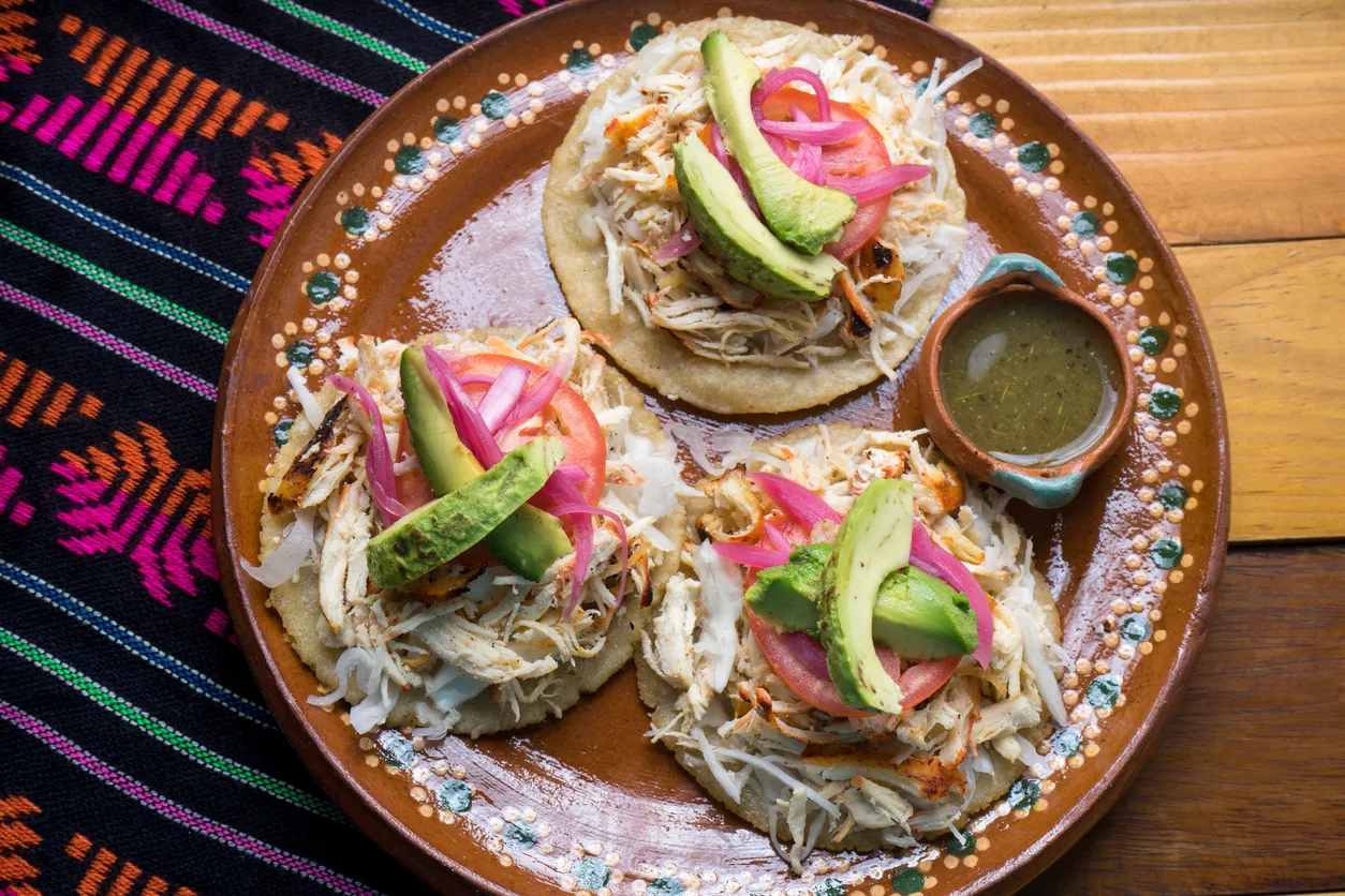 Les salbutes, gastronomie du Yucatan - photo © iStock-carlosrojas20
