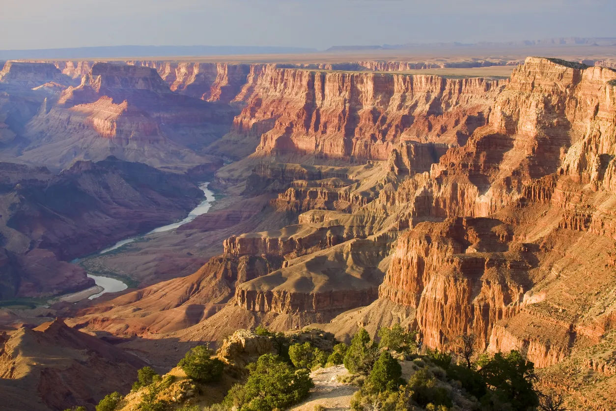Vue panoramique depuis le Desert View Point sur le Grand canyon (Arizona) et le fleuve Colorado - Photo © iStock-jose1983 