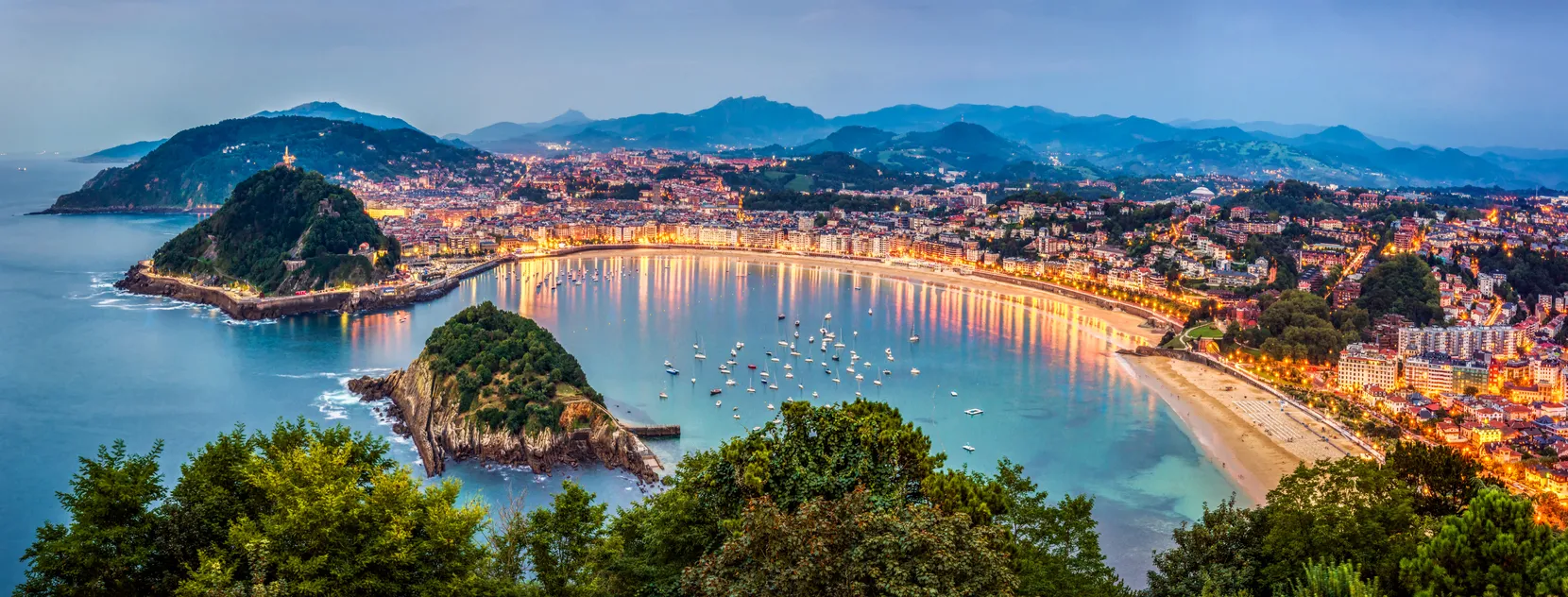 Vue de San Sebastian au crépuscule depuis le Monte Igueldo. Pays Basque. Espagne © iStock / Eloi_Omella