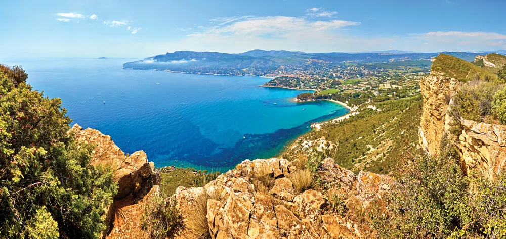 La ville de Cassis vue de la route des Crêtes  
©iStockphoto.com/LRPhotographies 
