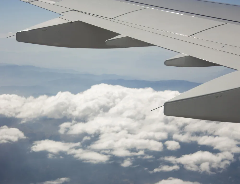 Vue depuis un hublot d’un avion en vol au-dessus du Mexique | © Amalia Vargas