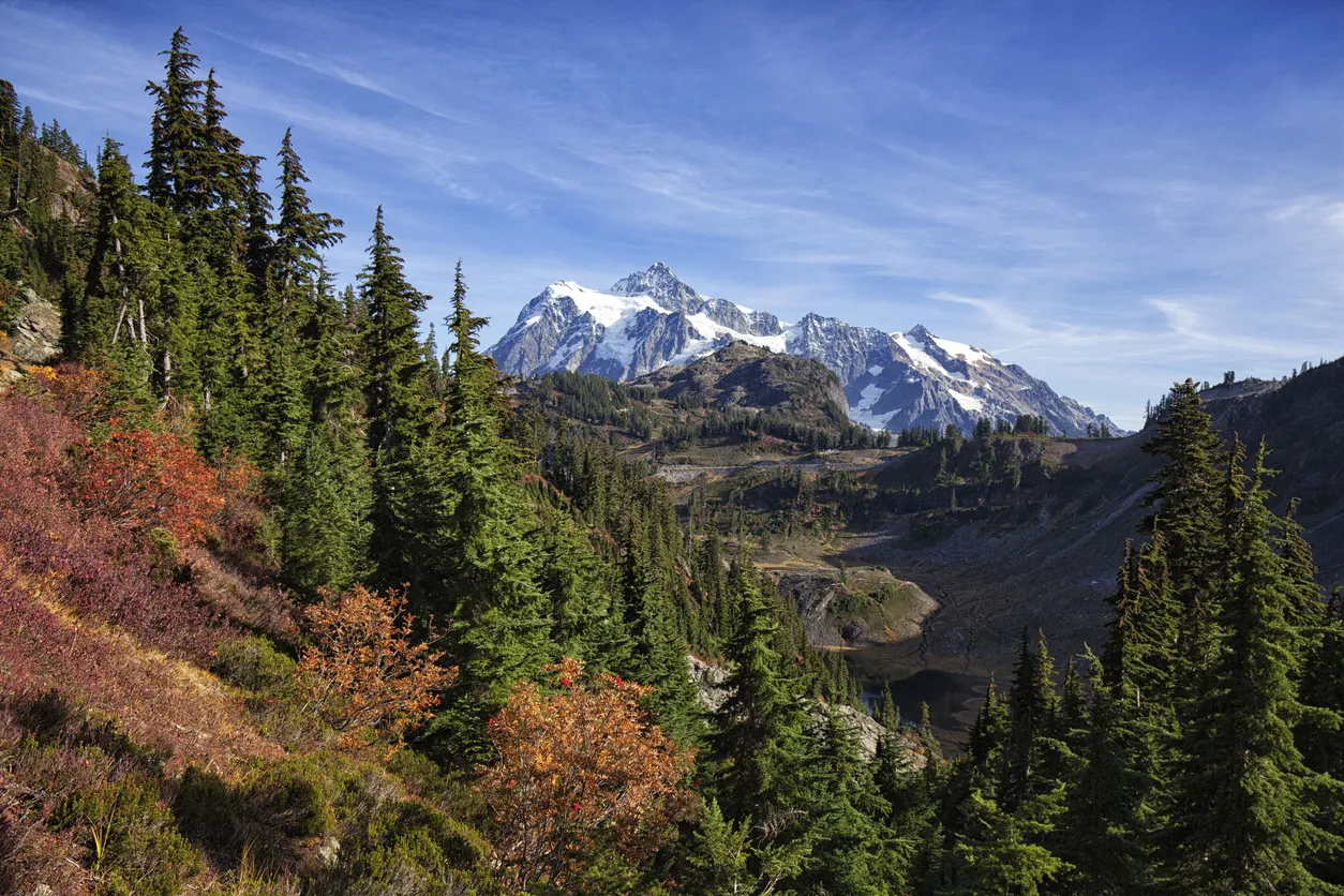 Le mont Shuksan et le lac Bagley vus de Herman Saddle sur la piste de Chain Lakes.© iStock / LeonU