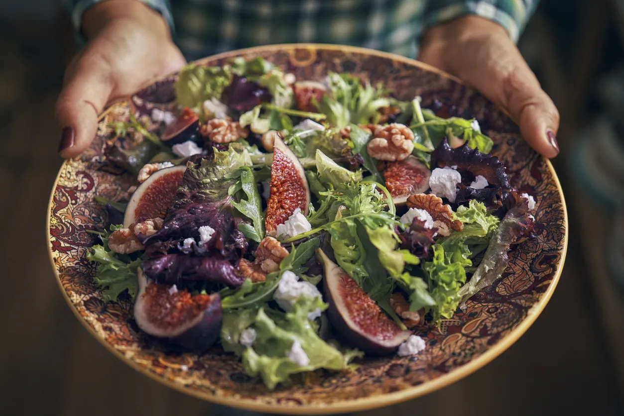 Une salade de figues © iStock / GMVozd