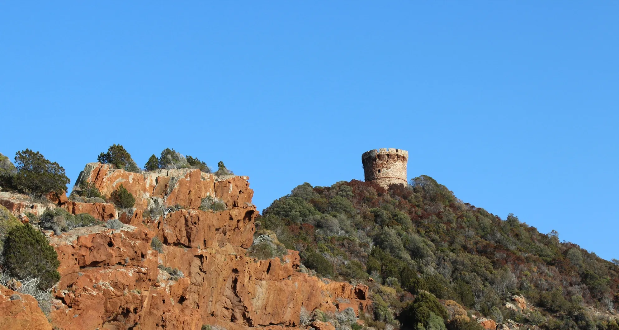 Tour génoise à la Réserve naturelle Scandola en Corse © iStock / Momal-Y