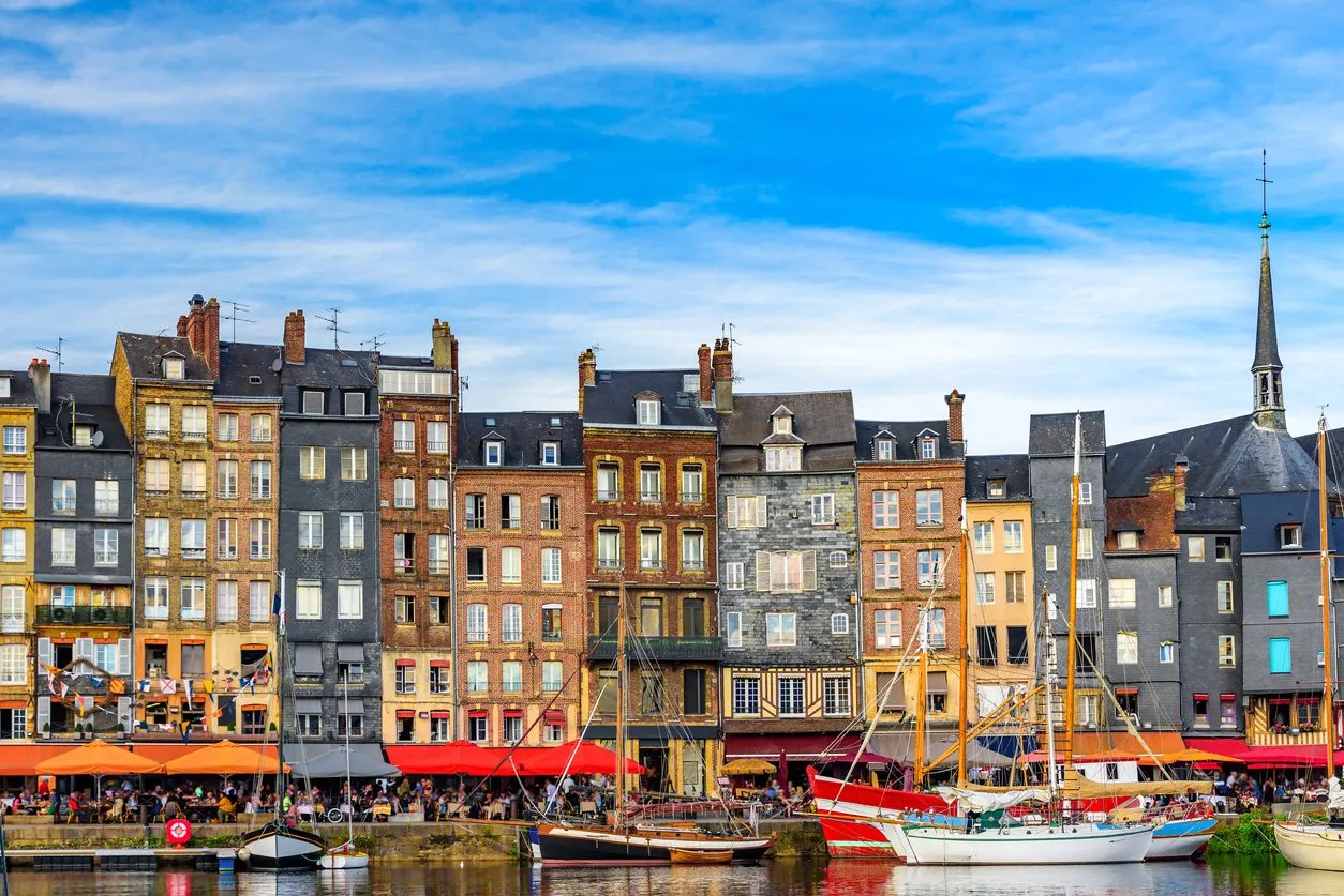 Le port de Honfleur, en Normandie, d'où partit Champlain pour ses voyages vers la Nouvelle-France  © iStock / samael334