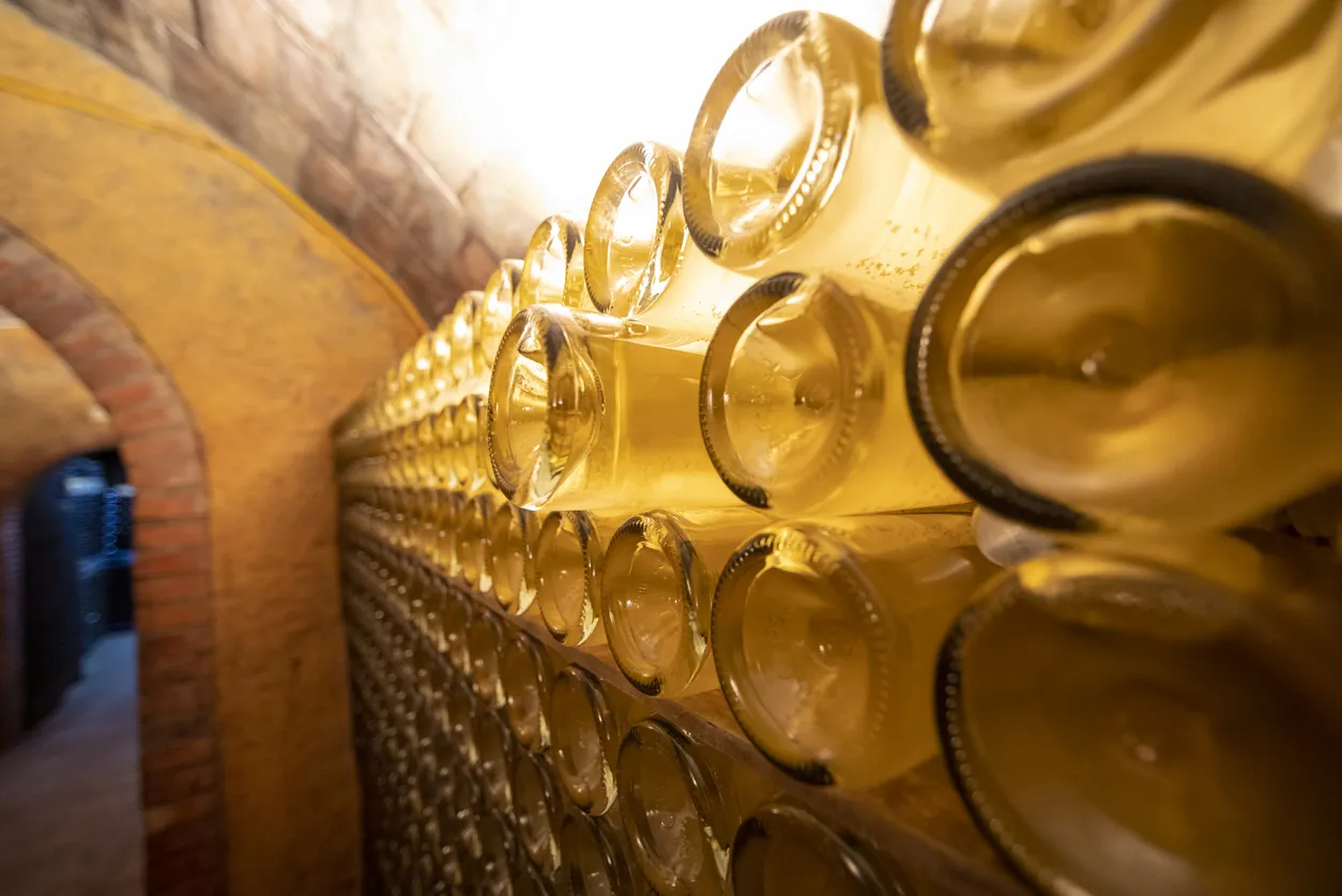 Bouteilles de cava et la manière traditionnelle de produire le vin mousseux en Catalogne. © iStock / imv
