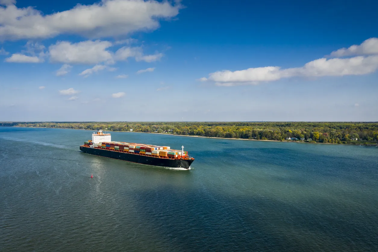 Un cargo de conteneurs à l'approche du port de Montréal © iStock / RLSPHOTO