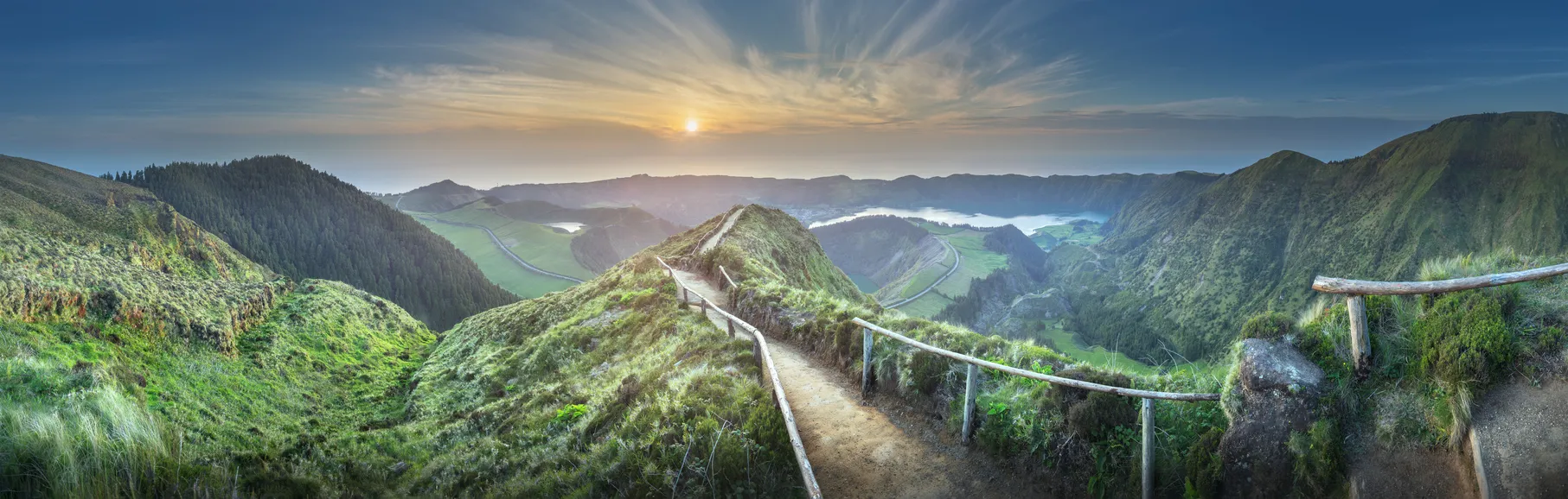 Sentier de randonnée près de Ponta Delgada, sur la côte sud de l'île de São Miguel, dans l'archipel des Açores (Portugal). © iStock / boule13