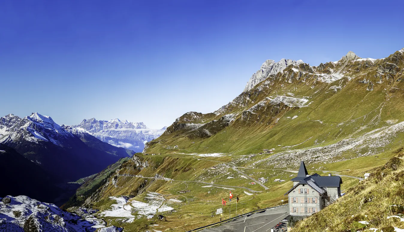 Un authentique hôtel suisse près du col du Klausen qui relie le canton d'Uri au canton de Glaris. © iStock / Ricky Deacon