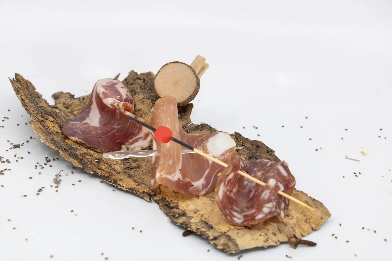 Plateau de charcuteries corses © iStock / Noble Nature