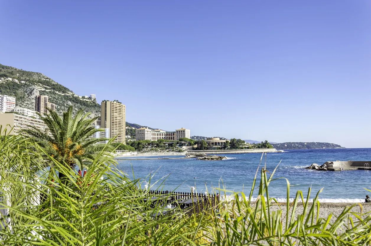 La Plage du Larvotto à Monaco © iStock / :sergio-pazzano
