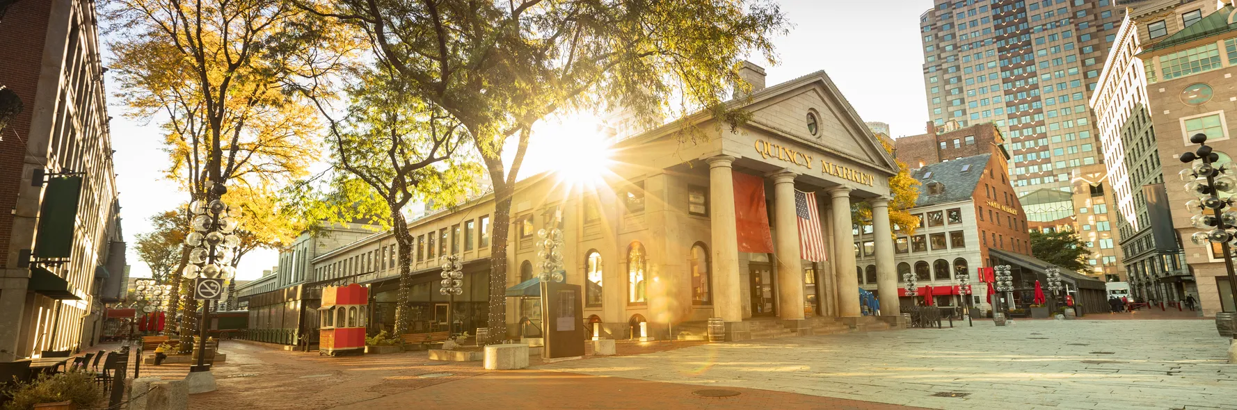 Le Quincy Market le long du Freedom Trail en face du Grand Hall de Faneuil Square à Boston© iStock / Pgiam
