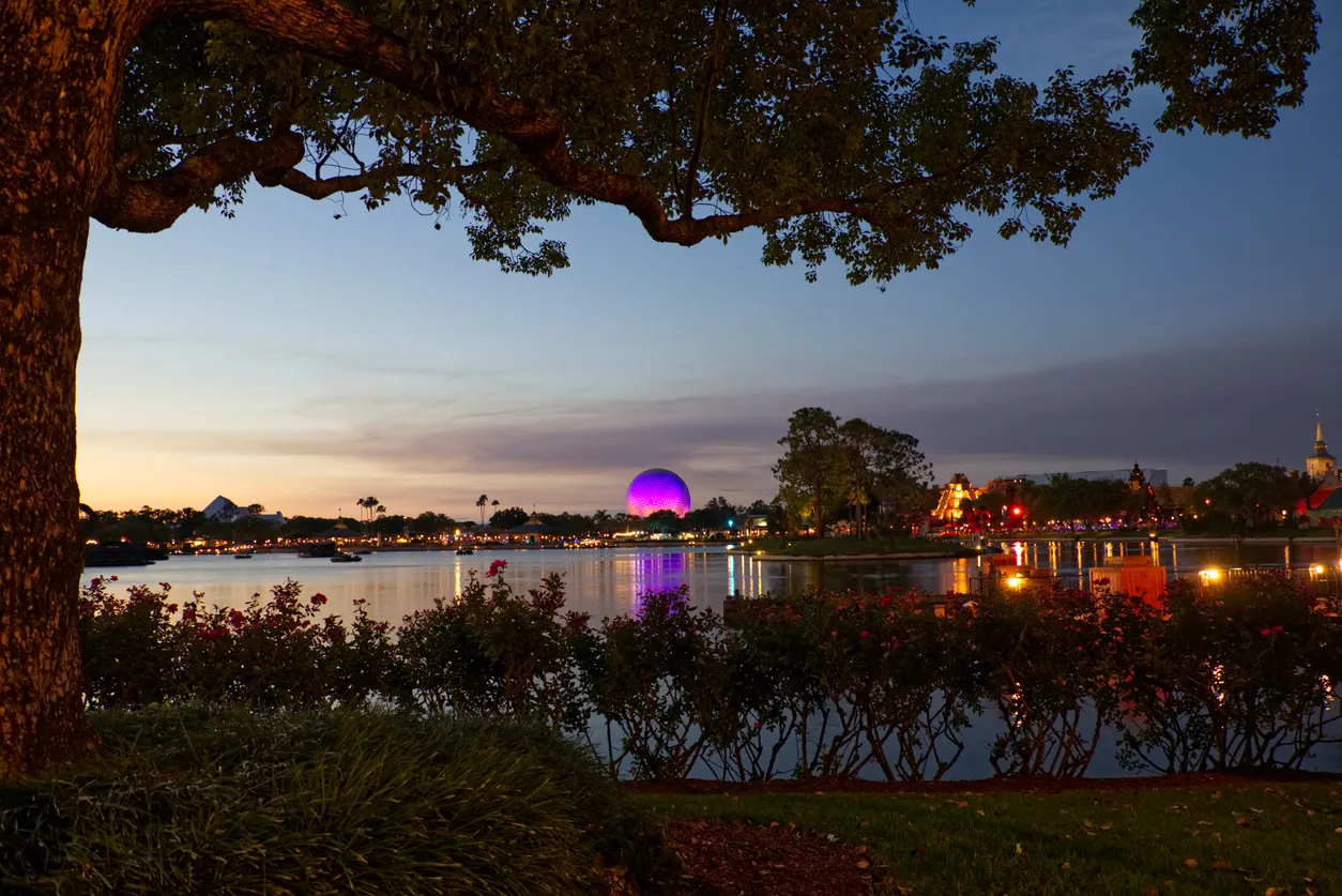 Vue sur Epcot à la tombée du jour  © iStock / David Ellis