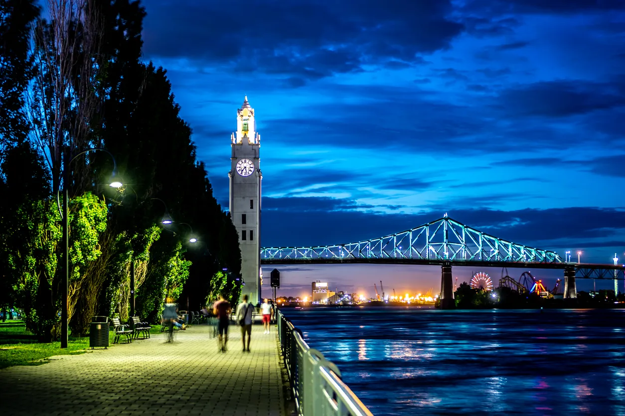 Montréal, la Tour de l'Horloge et le pont Jaques-Cartier © iStock A&J Fotos