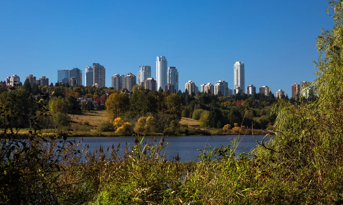 Deer Lake Park et les gratte-ciels de Metrotown, quartier de Burnaby, en banlieue de Vancouver 
© iStock/Alex_533