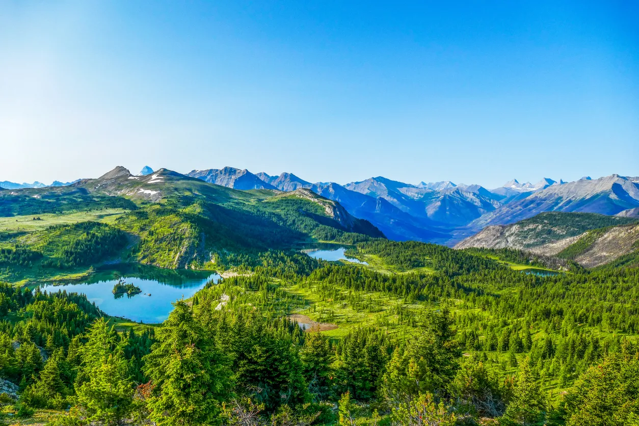 Le sommet emblématique du mont Assiniboine, la vallée de la rivière Simpson, la montagne Spar, le mont Shanks et les lacs alpins Rock Isle, Laryx et Grizzly, à cheval sur la ligne de démarcation des eaux, le Continental Divide © iStock / Yuin Lu Hoo