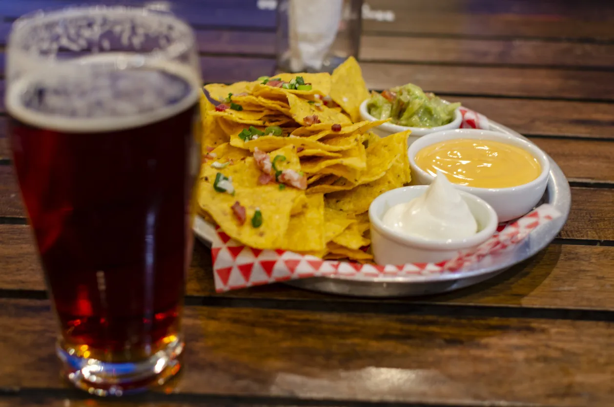 Bière, nachos, guacamol, fromage cheddar et crème sure... un incontournable mexicain! Photo © iStock-Martín Damian Monterisi 