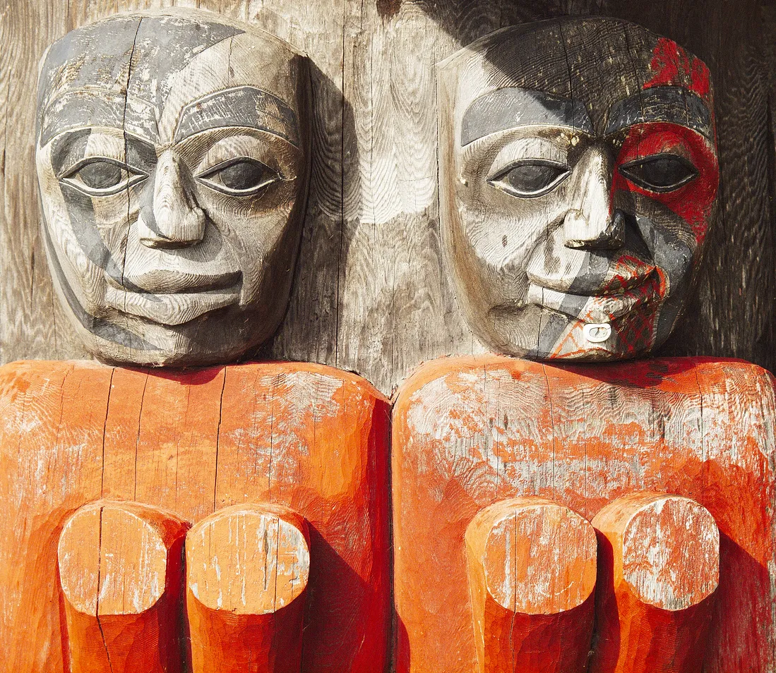 Statues amérindiennes en bois sculpté et peint à Juneau, Alaska  © iStock / Dr John A Horsfall