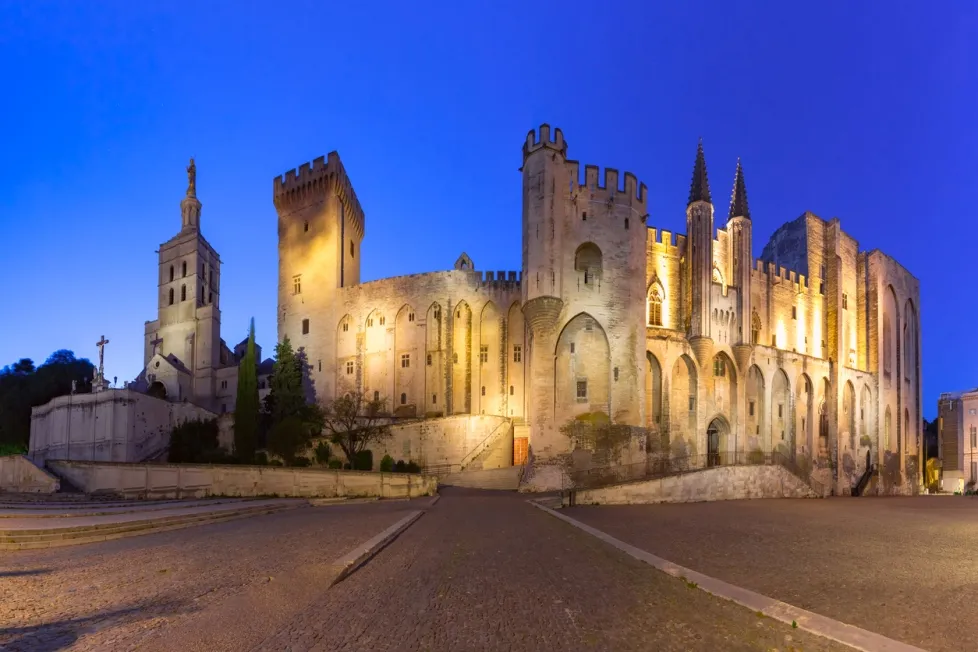 Le palais des papes (Avignon) - photo © iStock-KavalenkavaVolha