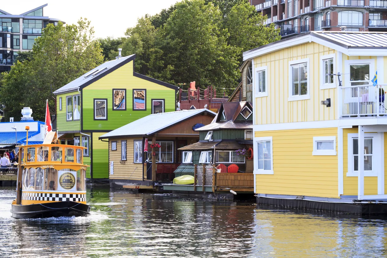 Quai de pêcheur, bateau-taxi et maisons flottante, Victoria,  Île de Vancouver, Colombie Britannique © iStock/Photoservice