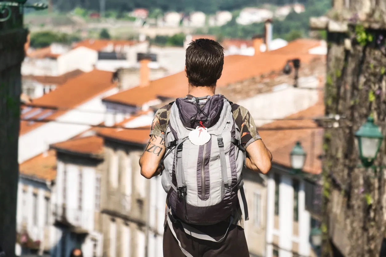 La fin du Chemin de Saint-Jacques de Compostelle © iStock / diego_cervo
