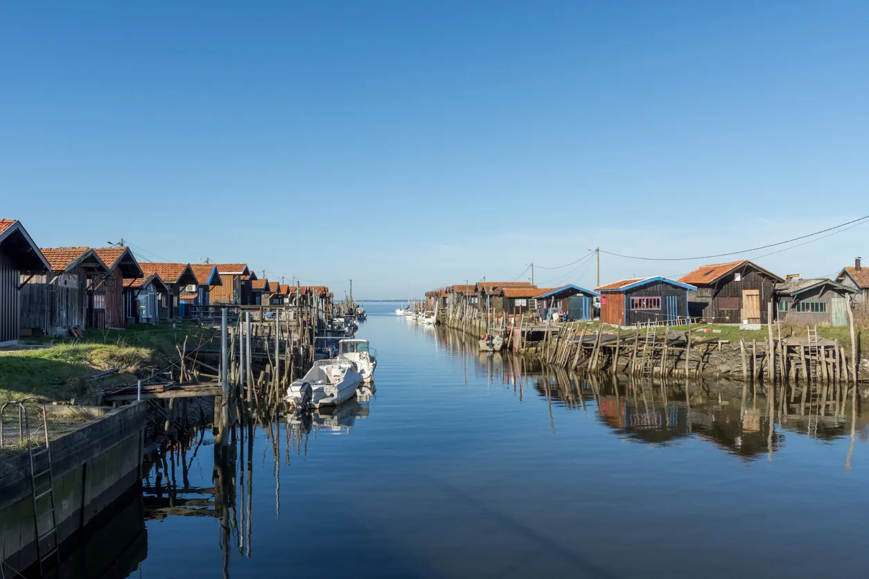 Village ostréicole de Gujan-Mestras sur les rives du bassin d'Arcachon © iStock / Eric Cowez