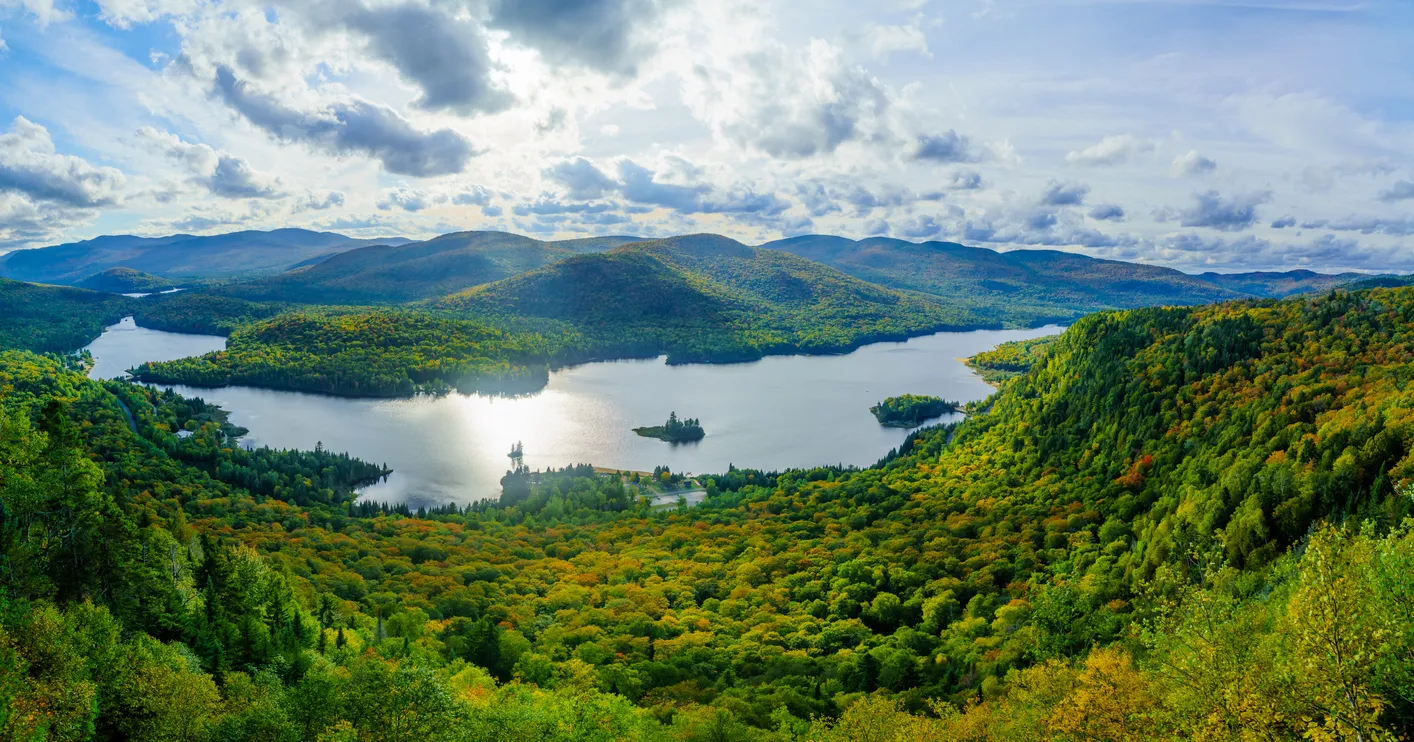 Le lac Monroe dans le parc national du Mont-Tremblant dans les Laurentides, au Québec  © iStock / RnDmS