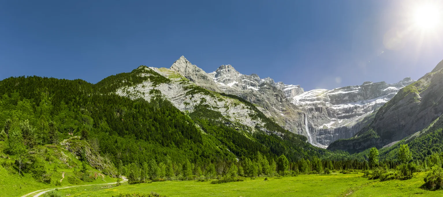 Le cirque de Gavarnie dans le parc national des Pyrénées, sud-ouest de la France © iStock / by-studio