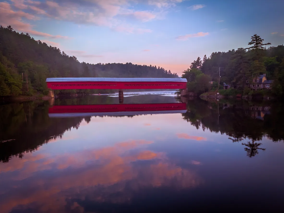 Le pont couvert en bois de Wakefield dans la région de l'Outaouais © iStock /  luis vega