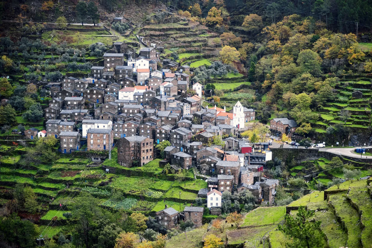 Le village de Piódão  un des village de schiste dans la Serra da Estrela, Portugal © iStock / EunikaSopotnicka